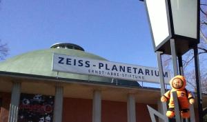 Astro vor dem Planetarium