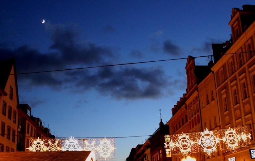 Mond und Venus über dem Weihnachtsmarkt