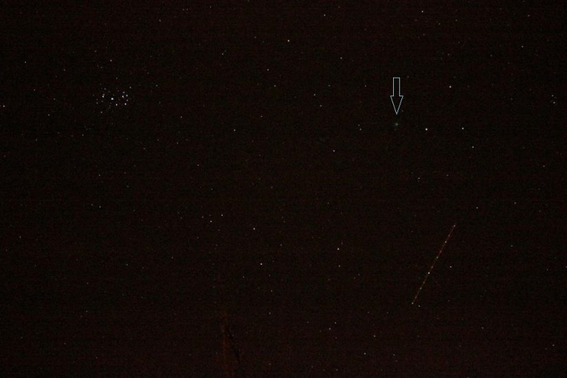 Lovejoy bei den Plejaden mit Flugzeugspur