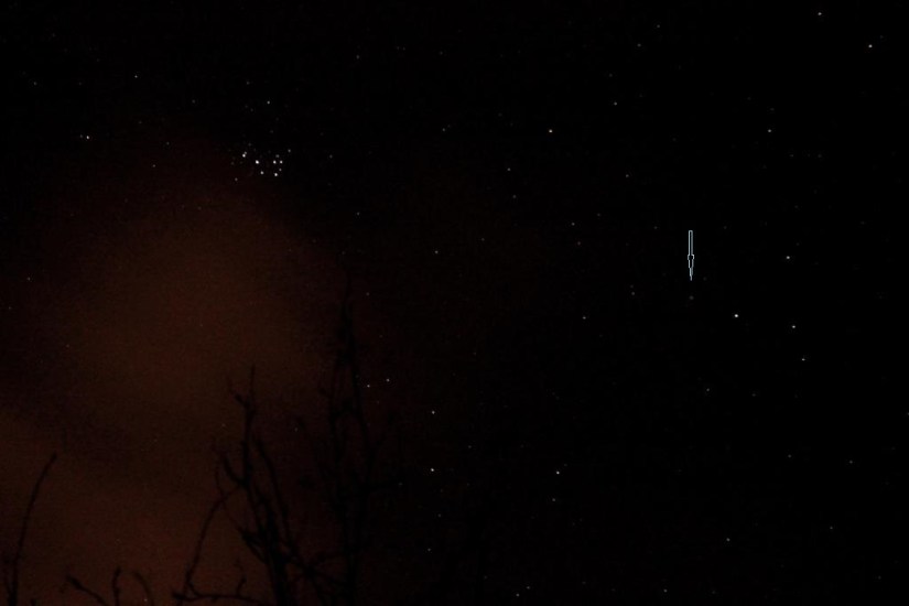 Lovejoy mit Plejaden und aufziehenden Wolken