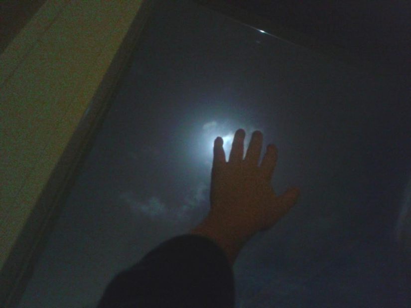 der kleine Finger bedeckt den Mond