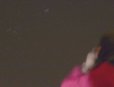 Nina beobachtet mit ihrem Fernglas die Plejaden