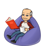 im Sitzsack sitzend lesen und Kaffee trinken