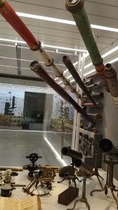 Vitrine mit verschiedenen alten Fernrohren