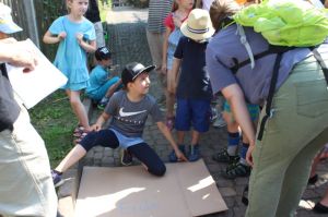 Kinder & Erwachsene diskutieren an der aufgemalten Erde, wo die ISS ungefähr fliegt