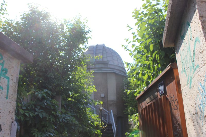 Volkssternwarte Urania im Gegenlicht