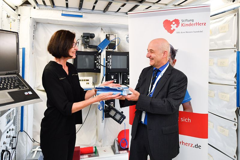 Übergabe der Flagge im DLR von Roswitha Steinkopf an Volker Schmid