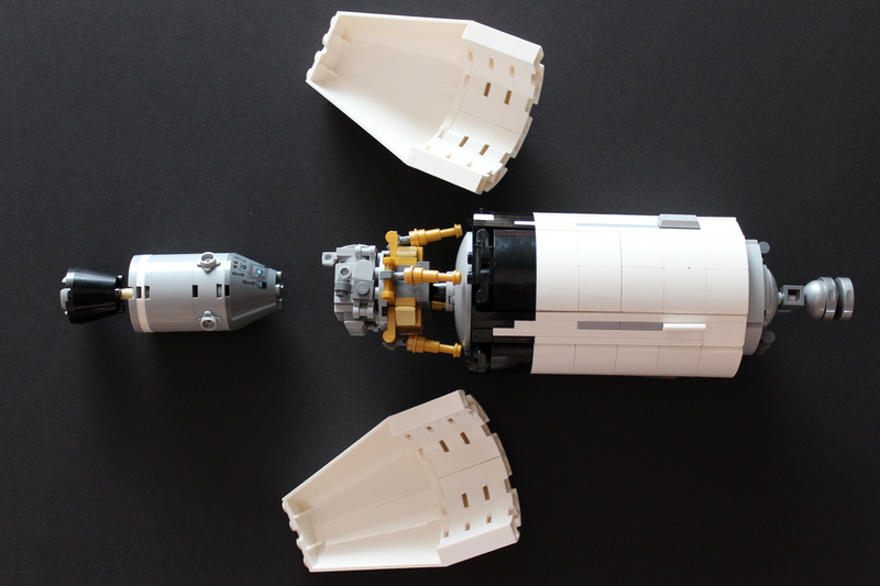 LEGO Verkeidung ab und Apollo 11 Module mit der Spitze zum Lander