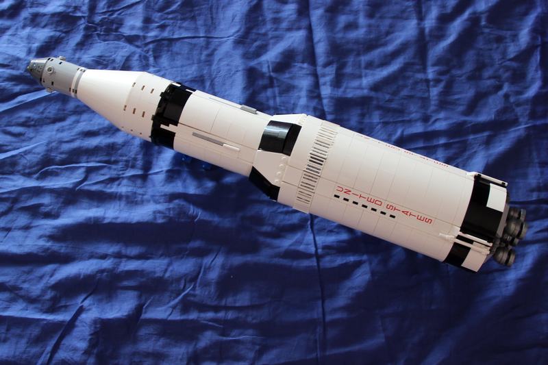 die LEGO Saturn 5 ohne 1. Stufe, ohne Rettungsrakete und mit grauer Kommandokapsel