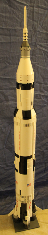die komplette LEGO Saturn 5 steht auf dem Boden