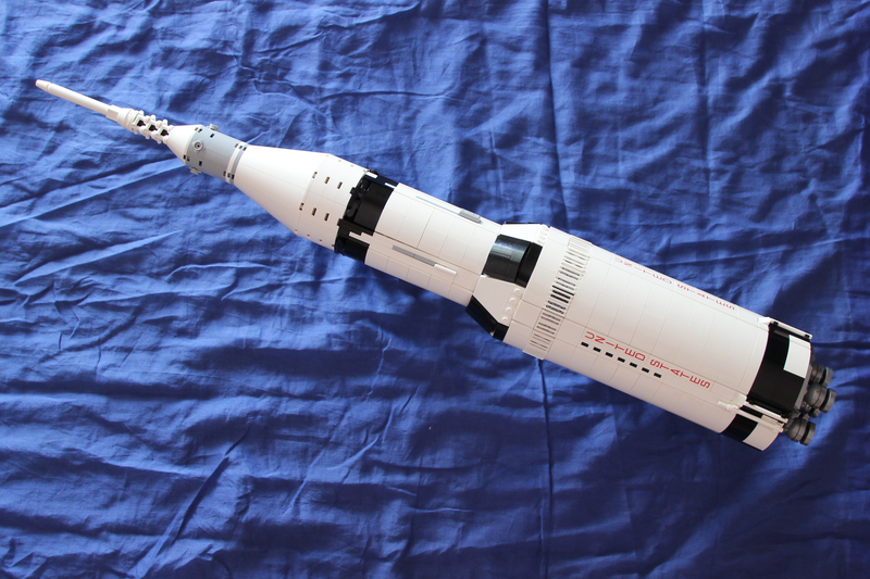 die LEGO Saturn 5 ohne 1. Stufe vor blauem Hintergrund