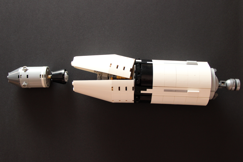 Verkleidung geöffnet und LEGO Apollo 11 Module draußen