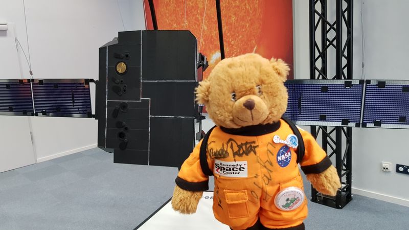 Astro vor dem Solar Orbiter Model