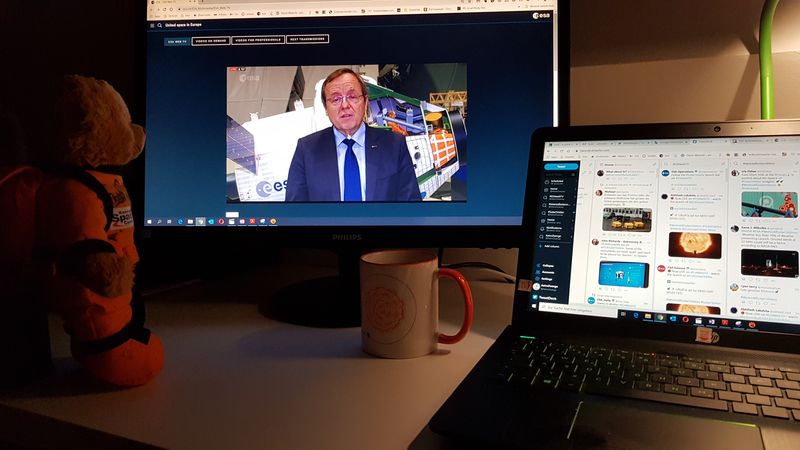 Astro vor dem Monitor beim Start der Rakete