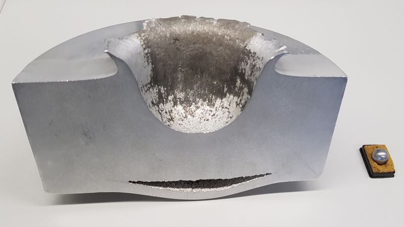 Alublock mit tiefem Krater, da er von Kugel mit hoher Geschwindigkeit getroffen wurde