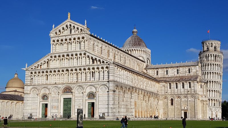 Kathedrale von Pisa, im Hintergrund der Schiefe Turm