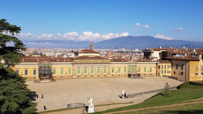 großes gelbes Gebäude mit Florenz im Hintergrund 