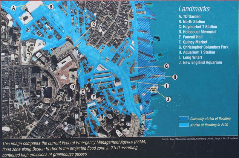 Schautafel mit markierten Bereichen der Stadt Boston, die 2100 überflutet sein wird