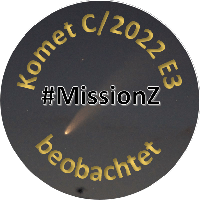 #Missionz "Stempel": ein runder Ausschnitt eines Fotos vom Kometen Neowise mit der Aufschrift "Komet C/2022 E3 beobachtet" 