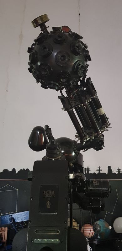 Carl Zeiss Projektor ZKP 1 im Planetarium Halle Kanena