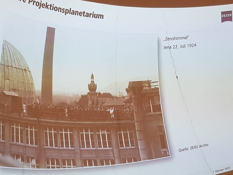 Präsentationsfolie mit Foto vom 22.7.1924
Unzählige Menschen warten vor dem Eingang der Kuppel auf dem ZEISS Werksgebäude