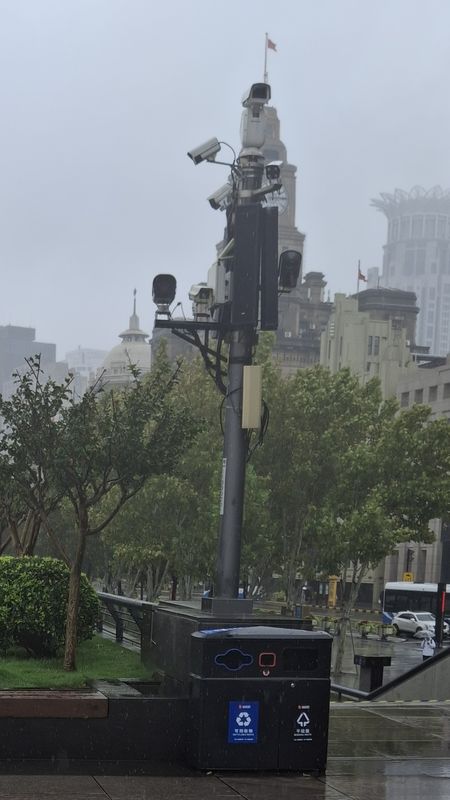 Mast mit vielen Kameras in verschiedene Richtungen am Bund