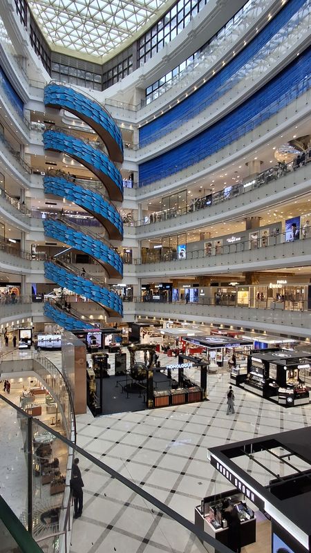 mehrstöckiges Einkaufszentrum mit gewundener Rolltreppe