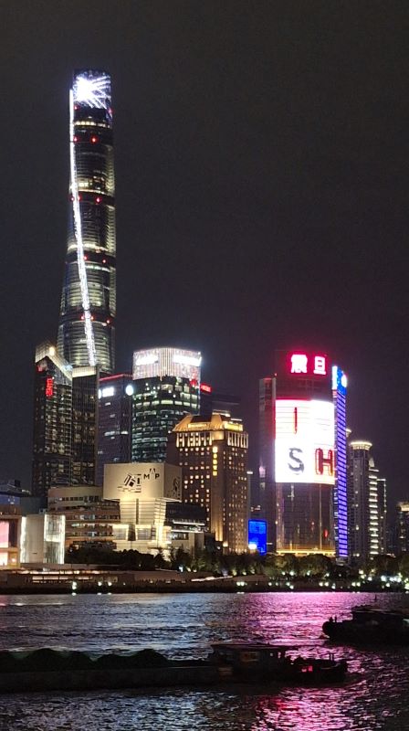 Abendaufnahme
hell leuchtende Wolkenkratzer und Hochhäuser in verschiedenen Farben 
