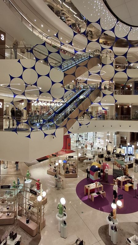 mehrstöckiges Einkaufszentrum mit Kunst.
Blaue Grafiken wurden so über mehrere Etagen angeordnet, dass von einem bestimmtem Punkt betrachtet ein akkurates Muster entsteht