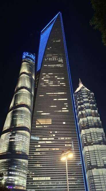 Abendaufnahme
weiss leuchtende Fenster im Shanghai Tower, Shanghai World Financial Center und Jin Mao Tower