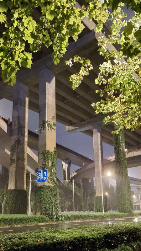 Foto eine Straßenbereiches mit einer vielspurigen Straße in ca. 10 m Höhe und mehreren Ab- und Auffahrten dazwischen