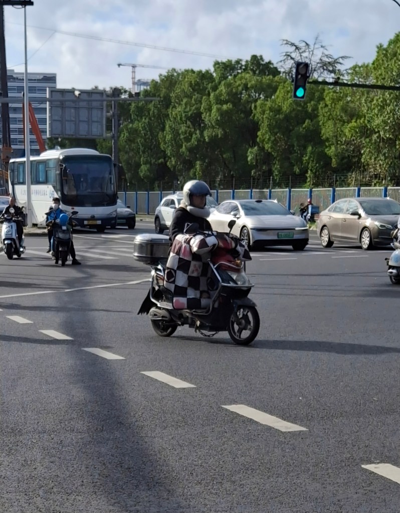 Motorrollerfahrerin auf der Straße