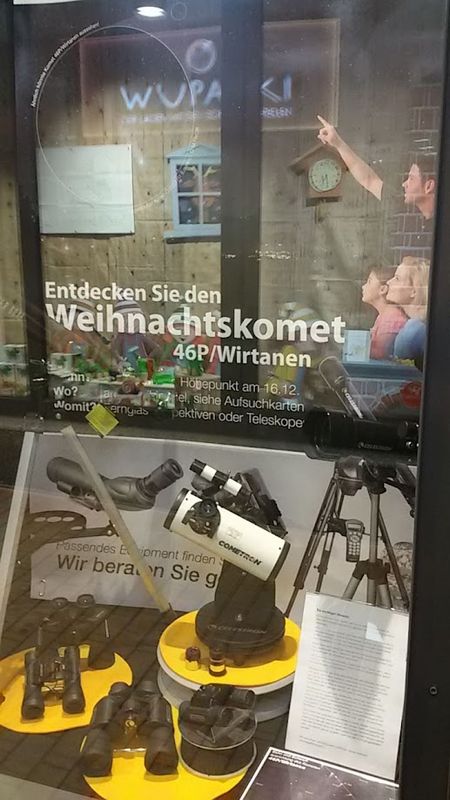 Schaufensterdeko zum Thema Weihnachtskomet mit Teleskopen und Ferngläsern