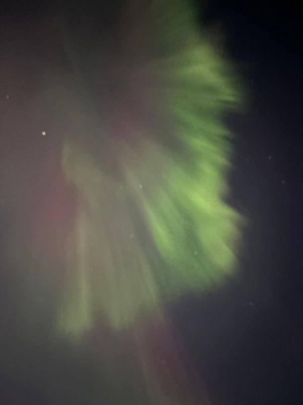 strahlenförmiges, rot-grünes Polarlicht 
