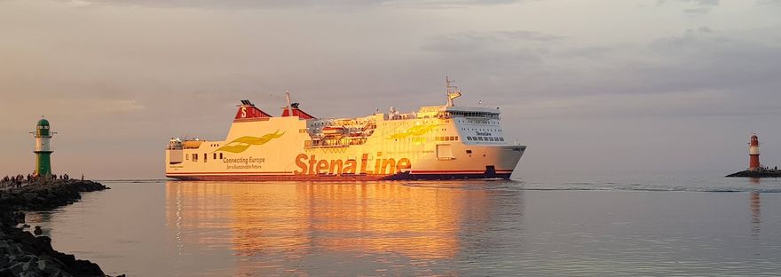 Fähre zwischen den Leuchttürmen der Rostocker Hafeneinfahrt